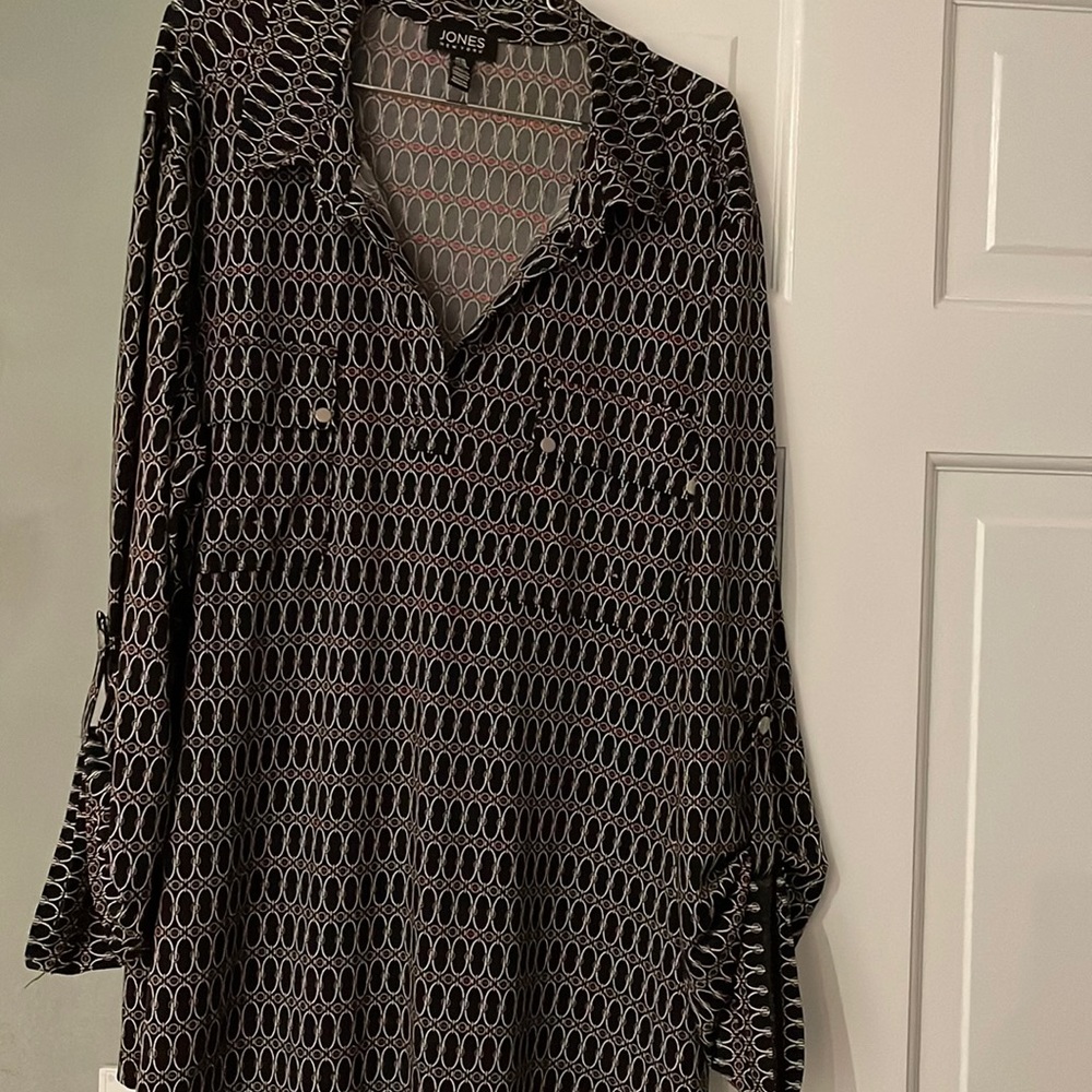 Jones New York v neck collared blouse